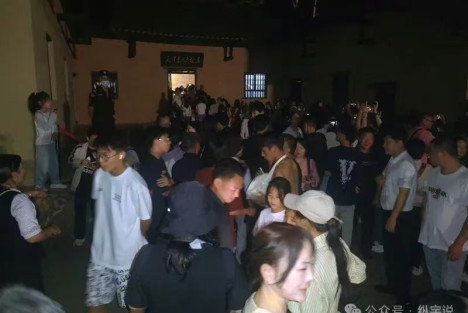 国庆最燃现场!11万人涌入韶山：那些想“比毛主席更伟大”的人，被现实狠狠打脸!