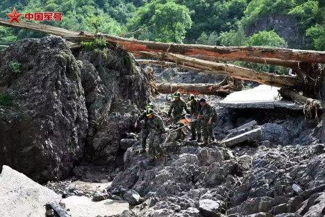 “每一个孩子背后，都有一双大手护持”，这就是“解放军来了”的含金量